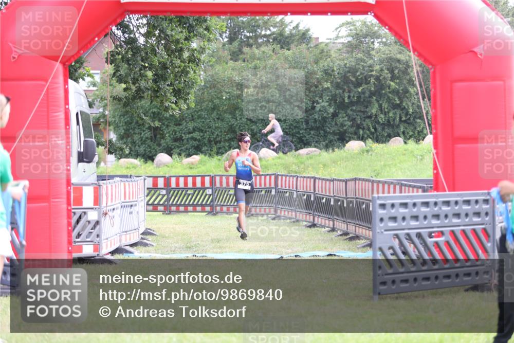 21.06.2026 - 29. Vierlanden-Triathlon Andreas Tolksdorf http://msf.ph/oto/9869840 21.06.2026 10:48:56 Ziel  meine-sportfotos.de
