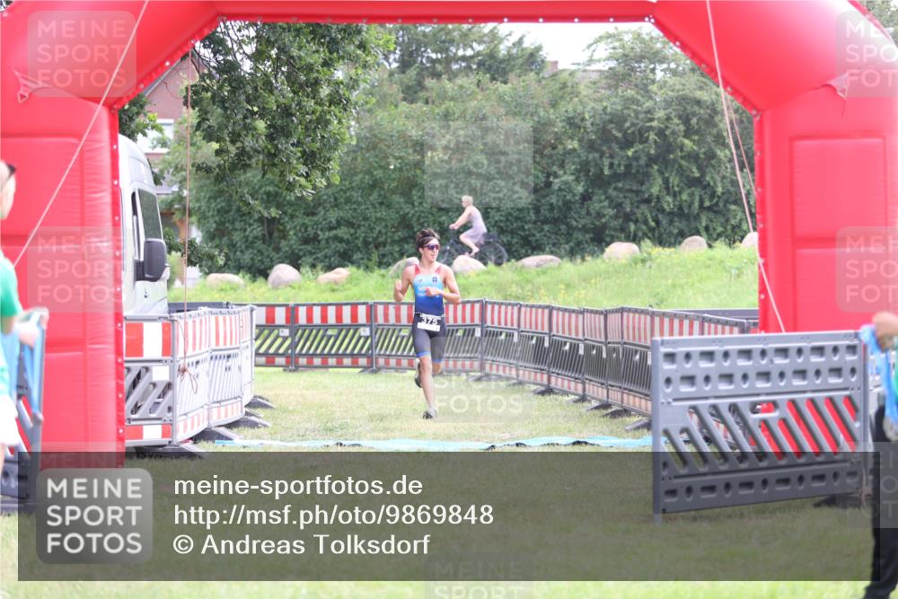 21.06.2026 - 29. Vierlanden-Triathlon Andreas Tolksdorf http://msf.ph/oto/9869848 21.06.2026 10:48:56 Ziel  meine-sportfotos.de