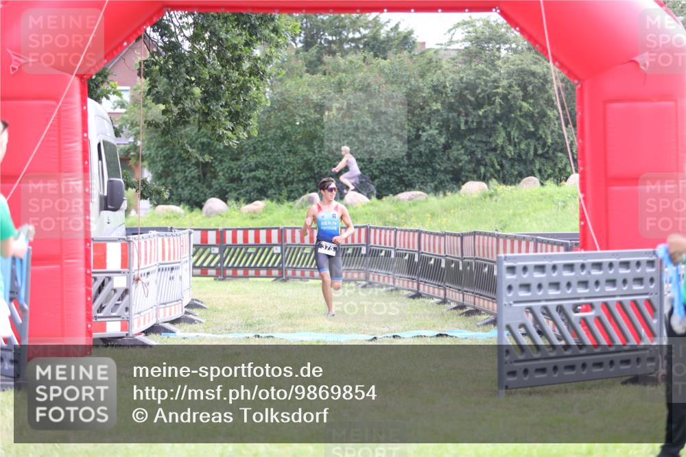 21.06.2026 - 29. Vierlanden-Triathlon Andreas Tolksdorf http://msf.ph/oto/9869854 21.06.2026 10:48:56 Ziel  meine-sportfotos.de