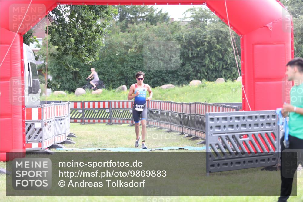 21.06.2026 - 29. Vierlanden-Triathlon Andreas Tolksdorf http://msf.ph/oto/9869883 21.06.2026 10:48:57 Ziel  meine-sportfotos.de