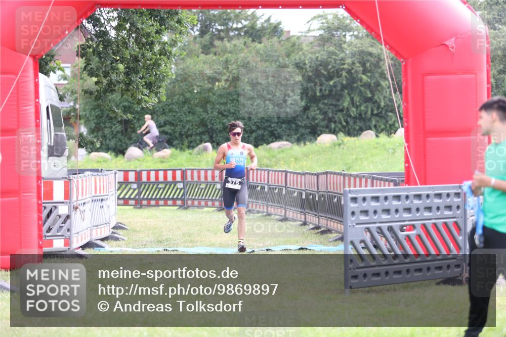 21.06.2026 - 29. Vierlanden-Triathlon Andreas Tolksdorf http://msf.ph/oto/9869897 21.06.2026 10:48:57 Ziel  meine-sportfotos.de