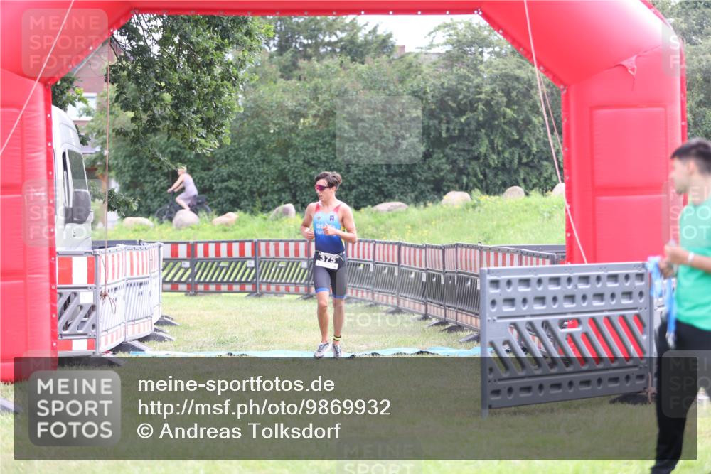 21.06.2026 - 29. Vierlanden-Triathlon Andreas Tolksdorf http://msf.ph/oto/9869932 21.06.2026 10:48:57 Ziel  meine-sportfotos.de