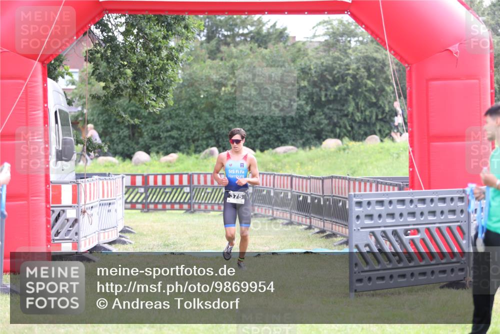 21.06.2026 - 29. Vierlanden-Triathlon Andreas Tolksdorf http://msf.ph/oto/9869954 21.06.2026 10:48:58 Ziel  meine-sportfotos.de