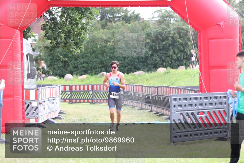 21.06.2026 - 29. Vierlanden-Triathlon Andreas Tolksdorf http://msf.ph/oto/9869960 21.06.2026 10:48:58 Ziel  meine-sportfotos.de