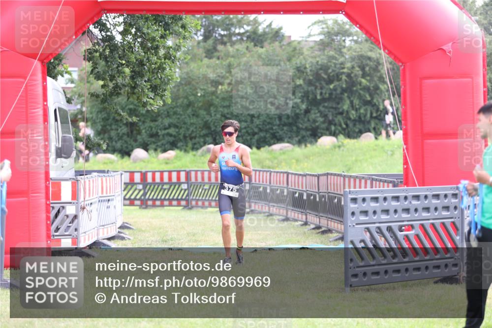 21.06.2026 - 29. Vierlanden-Triathlon Andreas Tolksdorf http://msf.ph/oto/9869969 21.06.2026 10:48:58 Ziel  meine-sportfotos.de