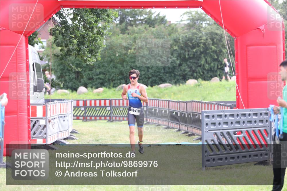 21.06.2026 - 29. Vierlanden-Triathlon Andreas Tolksdorf http://msf.ph/oto/9869976 21.06.2026 10:48:58 Ziel  meine-sportfotos.de