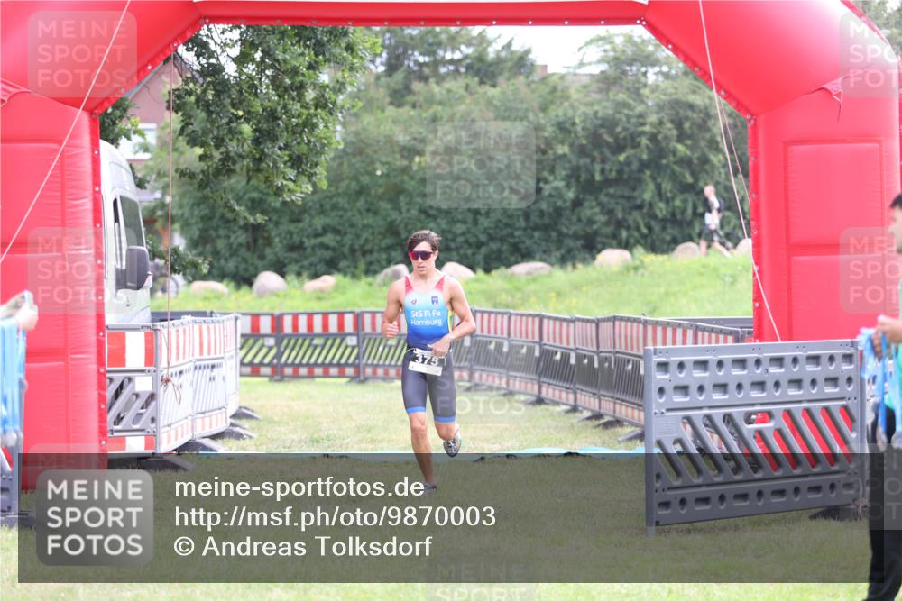 21.06.2026 - 29. Vierlanden-Triathlon Andreas Tolksdorf http://msf.ph/oto/9870003 21.06.2026 10:48:58 Ziel  meine-sportfotos.de