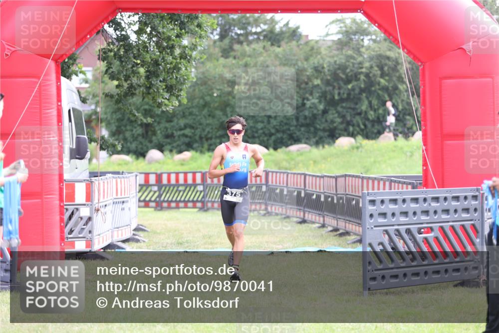 21.06.2026 - 29. Vierlanden-Triathlon Andreas Tolksdorf http://msf.ph/oto/9870041 21.06.2026 10:48:58 Ziel  meine-sportfotos.de