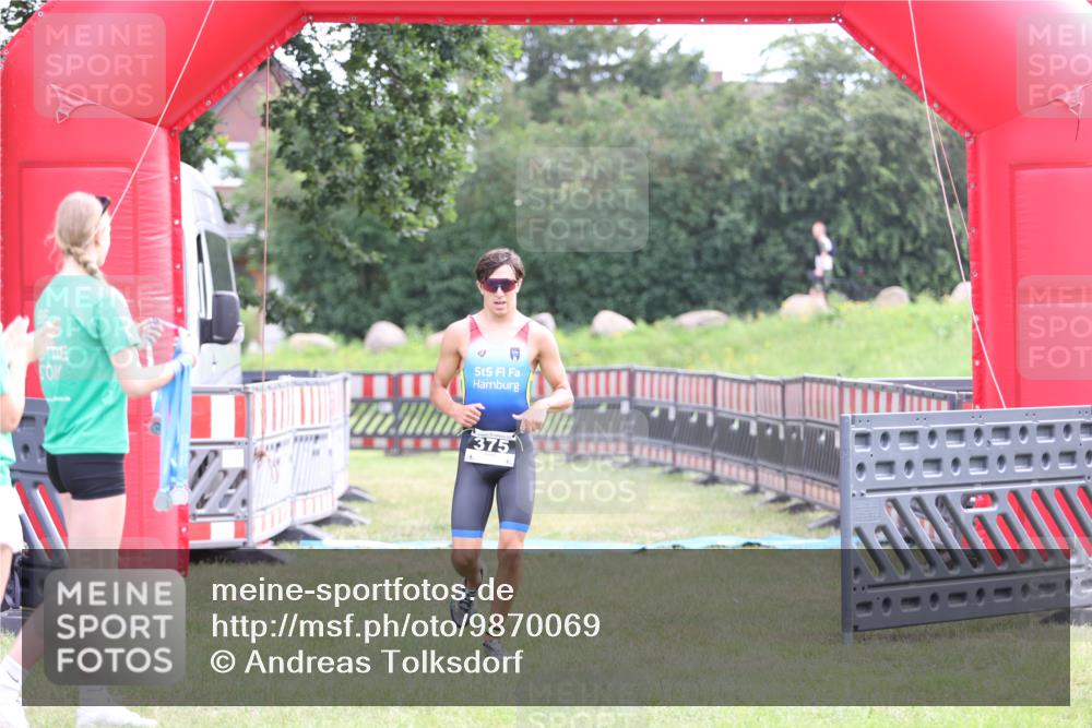 21.06.2026 - 29. Vierlanden-Triathlon Andreas Tolksdorf http://msf.ph/oto/9870069 21.06.2026 10:48:59 Ziel  meine-sportfotos.de