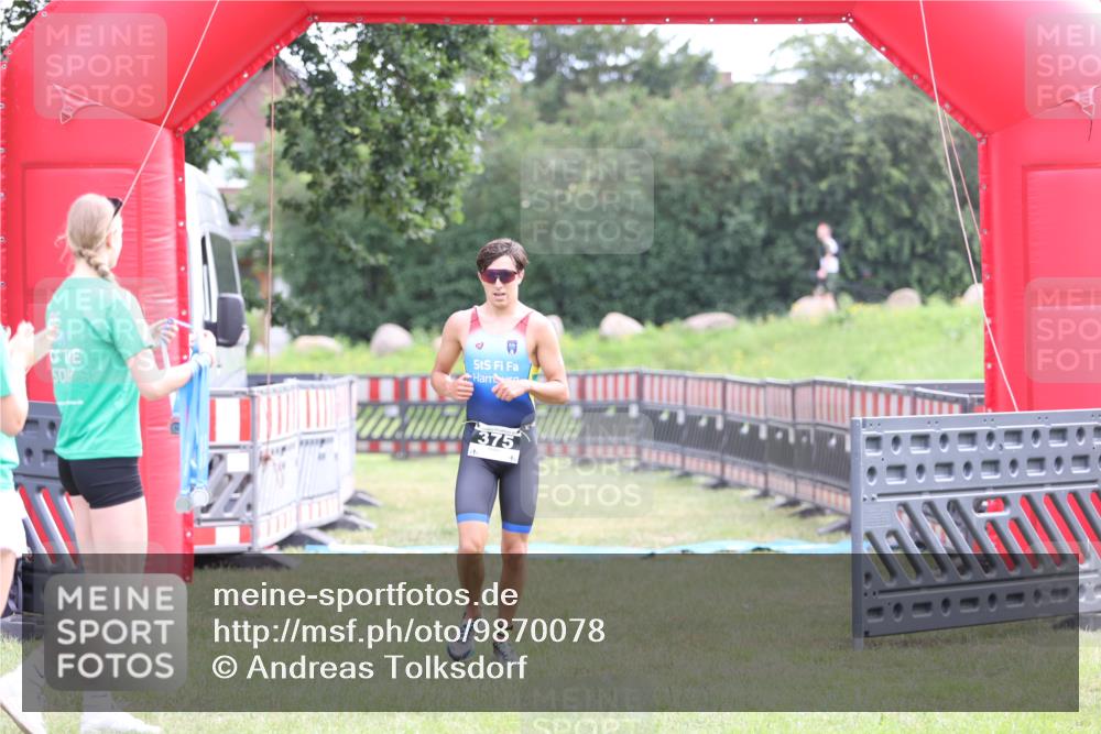 21.06.2026 - 29. Vierlanden-Triathlon Andreas Tolksdorf http://msf.ph/oto/9870078 21.06.2026 10:48:59 Ziel  meine-sportfotos.de