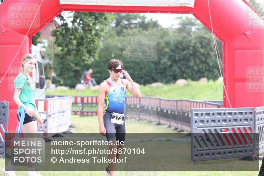 21.06.2026 - 29. Vierlanden-Triathlon Andreas Tolksdorf http://msf.ph/oto/9870104 21.06.2026 10:49:03 Ziel  meine-sportfotos.de