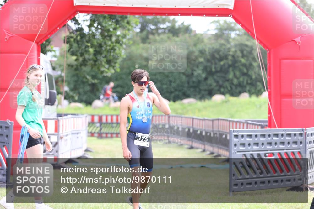 21.06.2026 - 29. Vierlanden-Triathlon Andreas Tolksdorf http://msf.ph/oto/9870111 21.06.2026 10:49:03 Ziel  meine-sportfotos.de