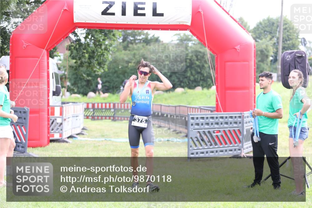21.06.2026 - 29. Vierlanden-Triathlon Andreas Tolksdorf http://msf.ph/oto/9870118 21.06.2026 10:49:04 Ziel  meine-sportfotos.de