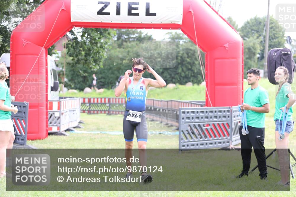 21.06.2026 - 29. Vierlanden-Triathlon Andreas Tolksdorf http://msf.ph/oto/9870124 21.06.2026 10:49:04 Ziel  meine-sportfotos.de