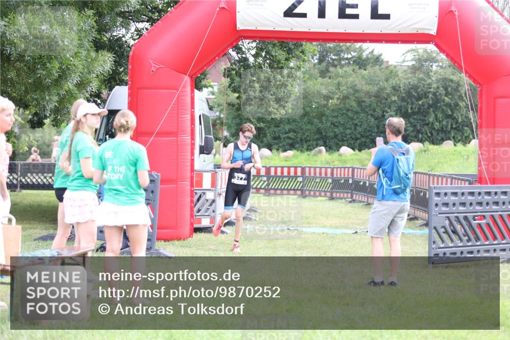 21.06.2026 - 29. Vierlanden-Triathlon Andreas Tolksdorf http://msf.ph/oto/9870252 21.06.2026 10:49:53 Ziel 335, 335 meine-sportfotos.de