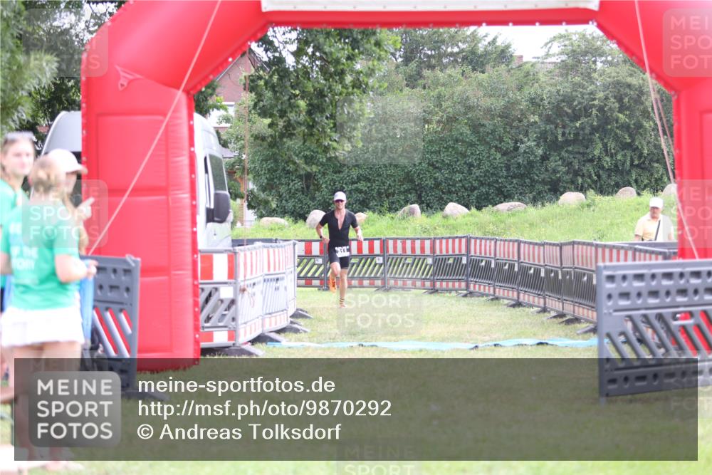 21.06.2026 - 29. Vierlanden-Triathlon Andreas Tolksdorf http://msf.ph/oto/9870292 21.06.2026 10:51:41 Ziel 311, 311 meine-sportfotos.de