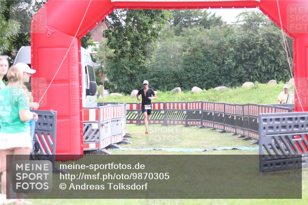 21.06.2026 - 29. Vierlanden-Triathlon Andreas Tolksdorf http://msf.ph/oto/9870305 21.06.2026 10:51:41 Ziel 311, 311 meine-sportfotos.de