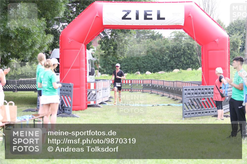 21.06.2026 - 29. Vierlanden-Triathlon Andreas Tolksdorf http://msf.ph/oto/9870319 21.06.2026 10:51:43 Ziel 311, 311 meine-sportfotos.de