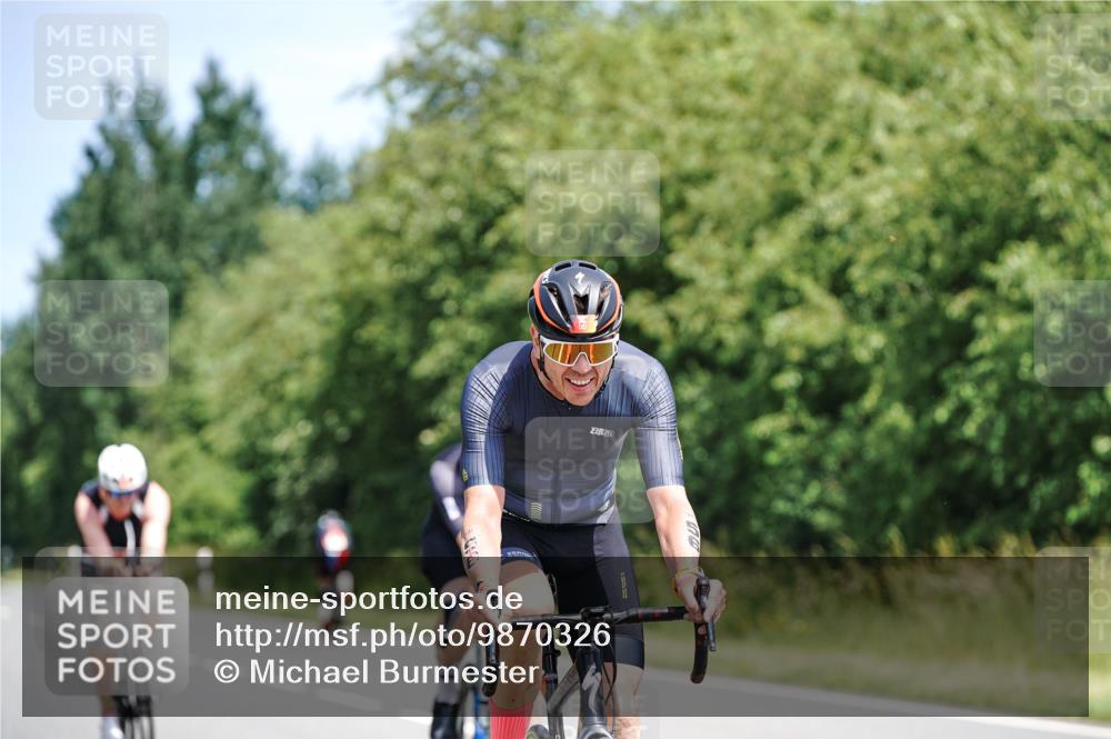 21.06.2026 - Viking Triathlon Michael Burmester http://msf.ph/oto/9870326 21.06.2026 12:33:46 Radfahren 56, 224, 282, 305, 495, 642, 652 meine-sportfotos.de