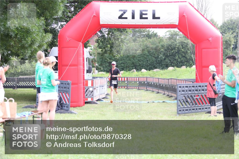 21.06.2026 - 29. Vierlanden-Triathlon Andreas Tolksdorf http://msf.ph/oto/9870328 21.06.2026 10:51:43 Ziel 311, 311 meine-sportfotos.de