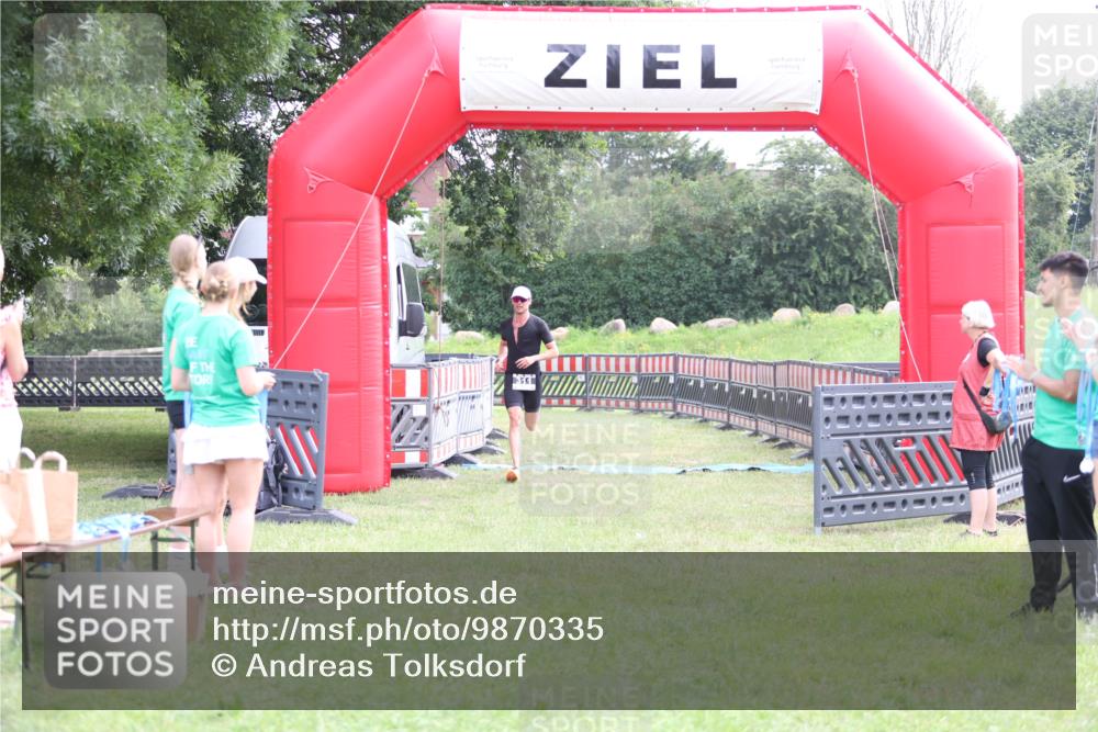 21.06.2026 - 29. Vierlanden-Triathlon Andreas Tolksdorf http://msf.ph/oto/9870335 21.06.2026 10:51:43 Ziel 311, 311 meine-sportfotos.de
