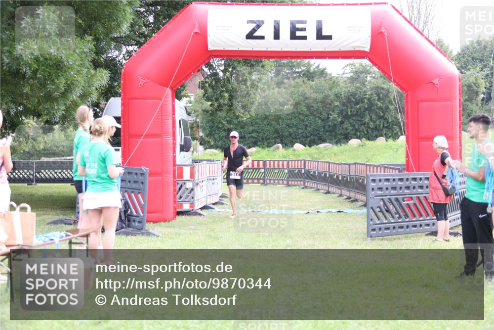 21.06.2026 - 29. Vierlanden-Triathlon Andreas Tolksdorf http://msf.ph/oto/9870344 21.06.2026 10:51:43 Ziel 311, 311 meine-sportfotos.de