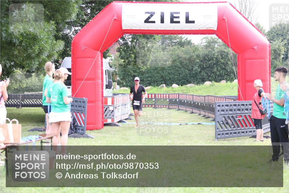 21.06.2026 - 29. Vierlanden-Triathlon Andreas Tolksdorf http://msf.ph/oto/9870353 21.06.2026 10:51:43 Ziel 311, 311 meine-sportfotos.de