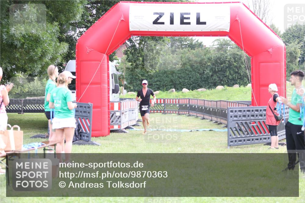 21.06.2026 - 29. Vierlanden-Triathlon Andreas Tolksdorf http://msf.ph/oto/9870363 21.06.2026 10:51:43 Ziel 311, 311 meine-sportfotos.de