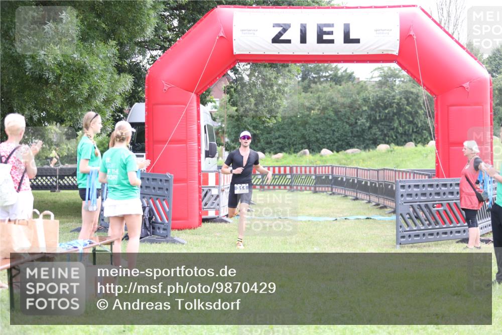 21.06.2026 - 29. Vierlanden-Triathlon Andreas Tolksdorf http://msf.ph/oto/9870429 21.06.2026 10:51:44 Ziel 311, 311 meine-sportfotos.de