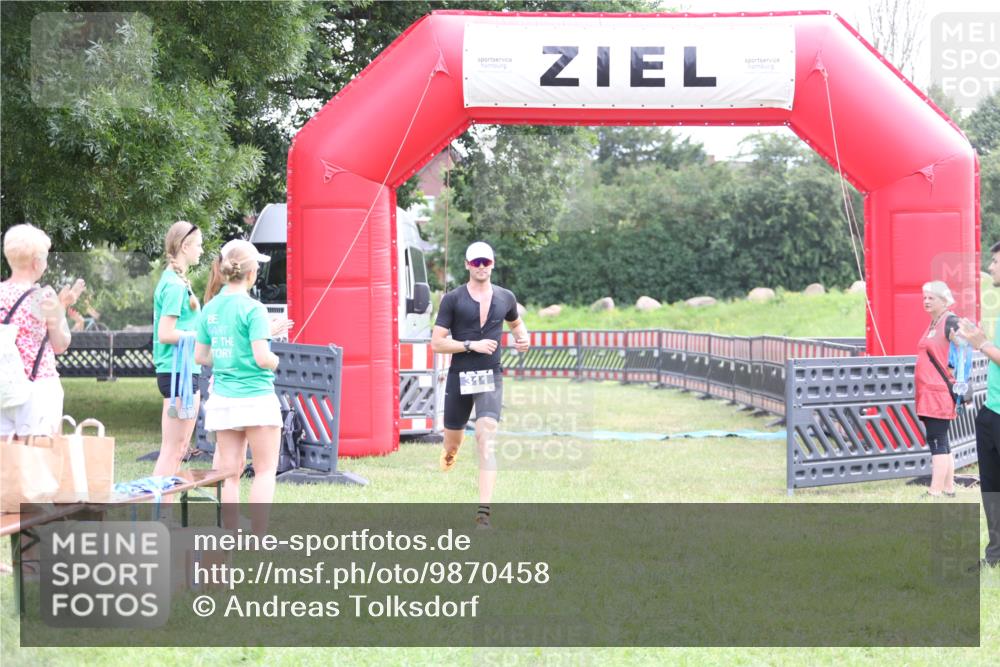 21.06.2026 - 29. Vierlanden-Triathlon Andreas Tolksdorf http://msf.ph/oto/9870458 21.06.2026 10:51:45 Ziel 311, 311 meine-sportfotos.de