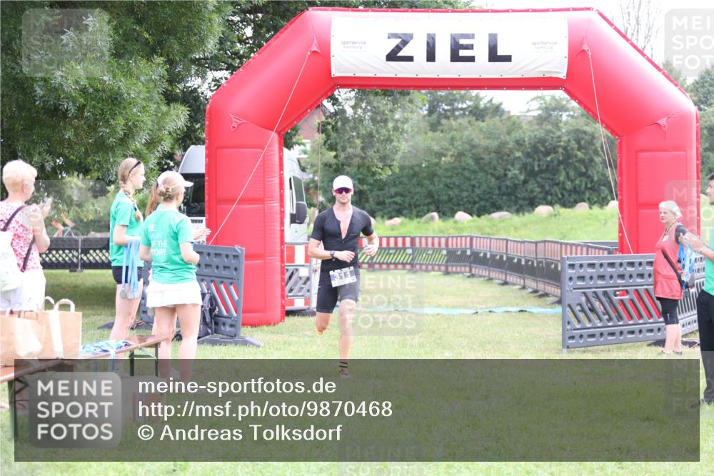 21.06.2026 - 29. Vierlanden-Triathlon Andreas Tolksdorf http://msf.ph/oto/9870468 21.06.2026 10:51:45 Ziel 311, 311 meine-sportfotos.de