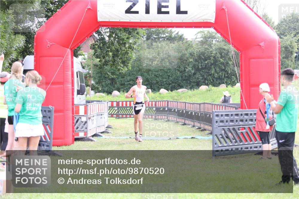 21.06.2026 - 29. Vierlanden-Triathlon Andreas Tolksdorf http://msf.ph/oto/9870520 21.06.2026 10:52:13 Ziel  meine-sportfotos.de