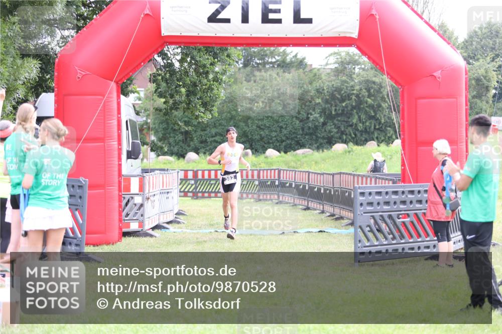 21.06.2026 - 29. Vierlanden-Triathlon Andreas Tolksdorf http://msf.ph/oto/9870528 21.06.2026 10:52:13 Ziel  meine-sportfotos.de