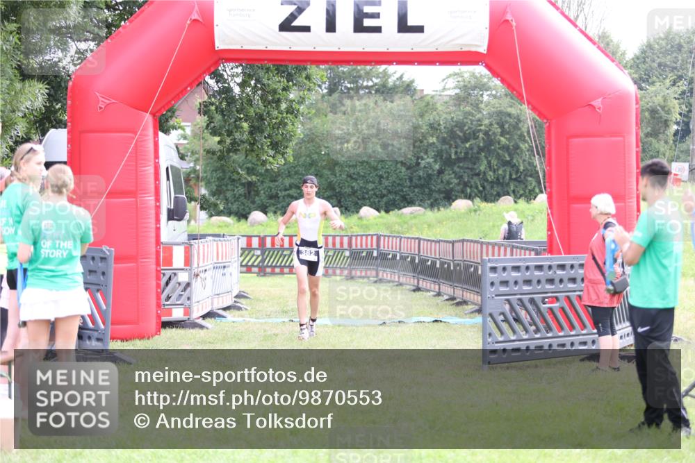 21.06.2026 - 29. Vierlanden-Triathlon Andreas Tolksdorf http://msf.ph/oto/9870553 21.06.2026 10:52:13 Ziel  meine-sportfotos.de