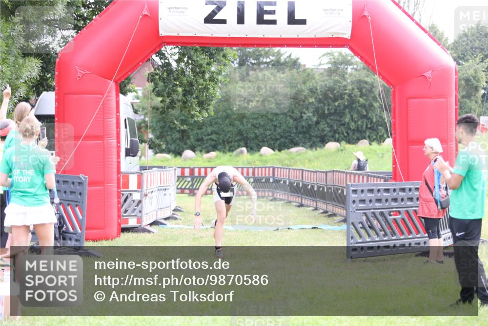 21.06.2026 - 29. Vierlanden-Triathlon Andreas Tolksdorf http://msf.ph/oto/9870586 21.06.2026 10:52:14 Ziel  meine-sportfotos.de