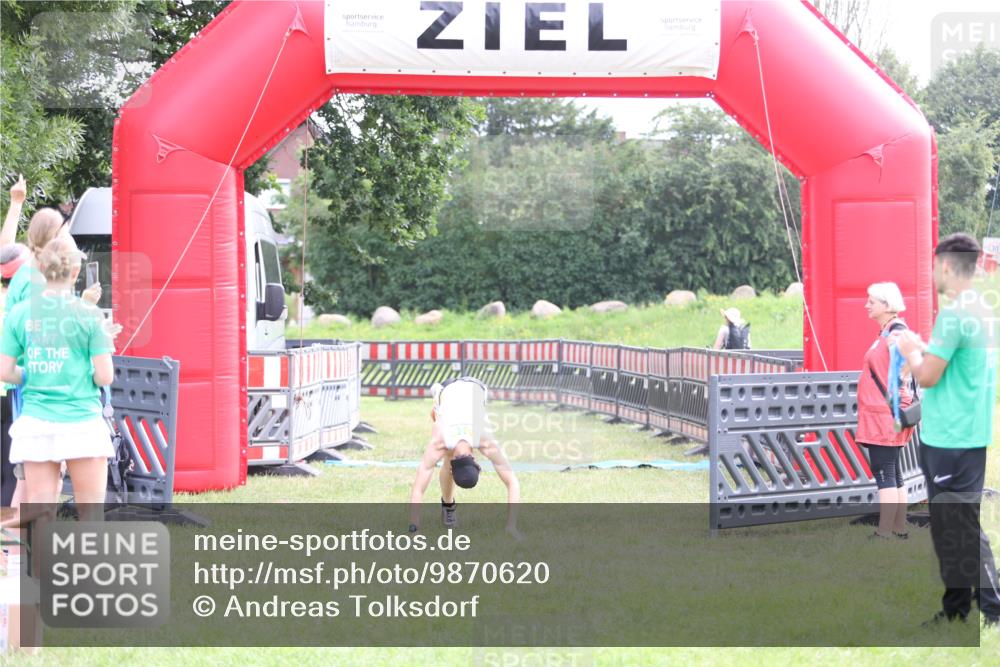 21.06.2026 - 29. Vierlanden-Triathlon Andreas Tolksdorf http://msf.ph/oto/9870620 21.06.2026 10:52:14 Ziel  meine-sportfotos.de