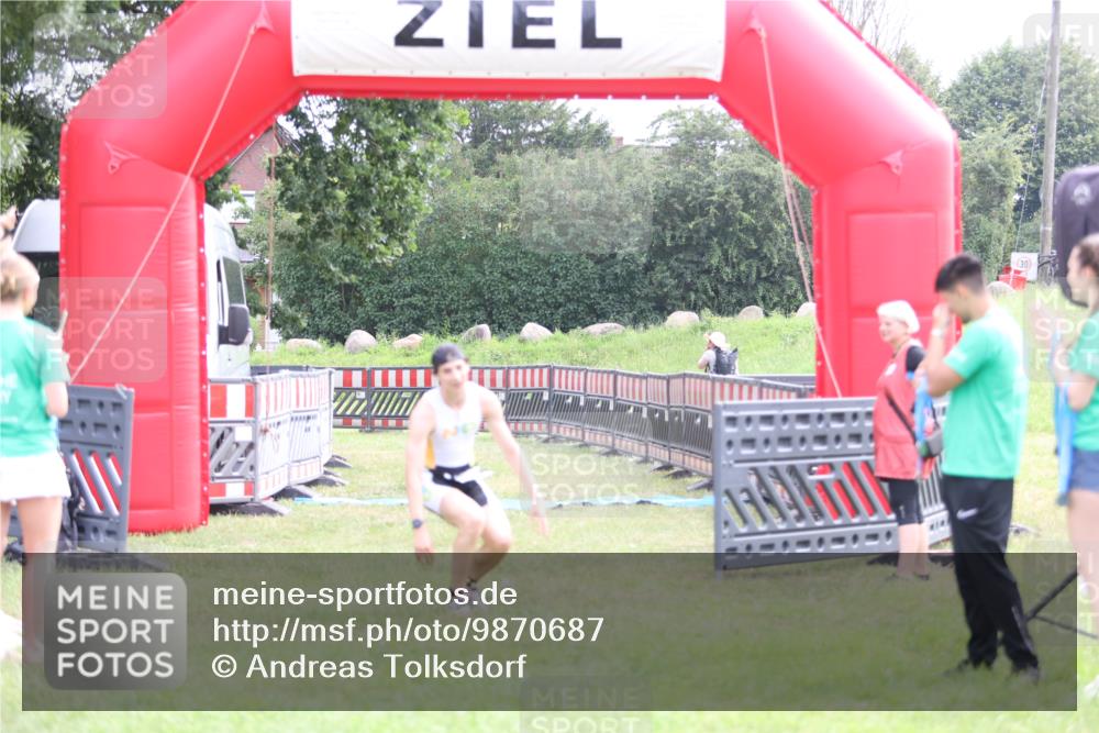 21.06.2026 - 29. Vierlanden-Triathlon Andreas Tolksdorf http://msf.ph/oto/9870687 21.06.2026 10:52:15 Ziel  meine-sportfotos.de
