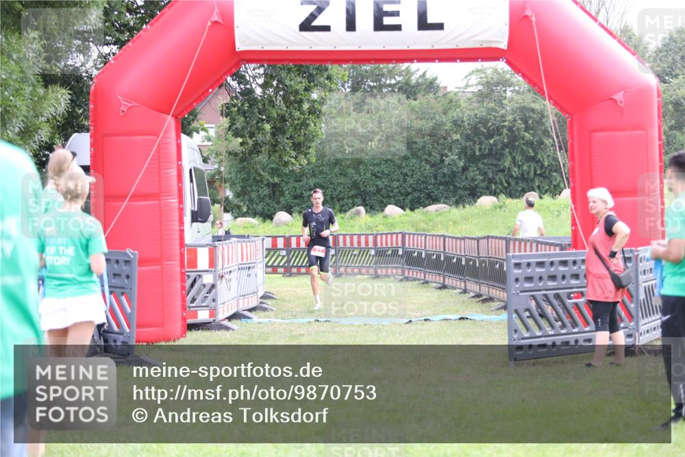 21.06.2026 - 29. Vierlanden-Triathlon Andreas Tolksdorf http://msf.ph/oto/9870753 21.06.2026 10:53:10 Ziel 37, 37 meine-sportfotos.de