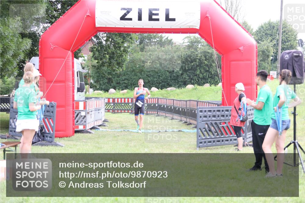 21.06.2026 - 29. Vierlanden-Triathlon Andreas Tolksdorf http://msf.ph/oto/9870923 21.06.2026 10:54:15 Ziel  meine-sportfotos.de