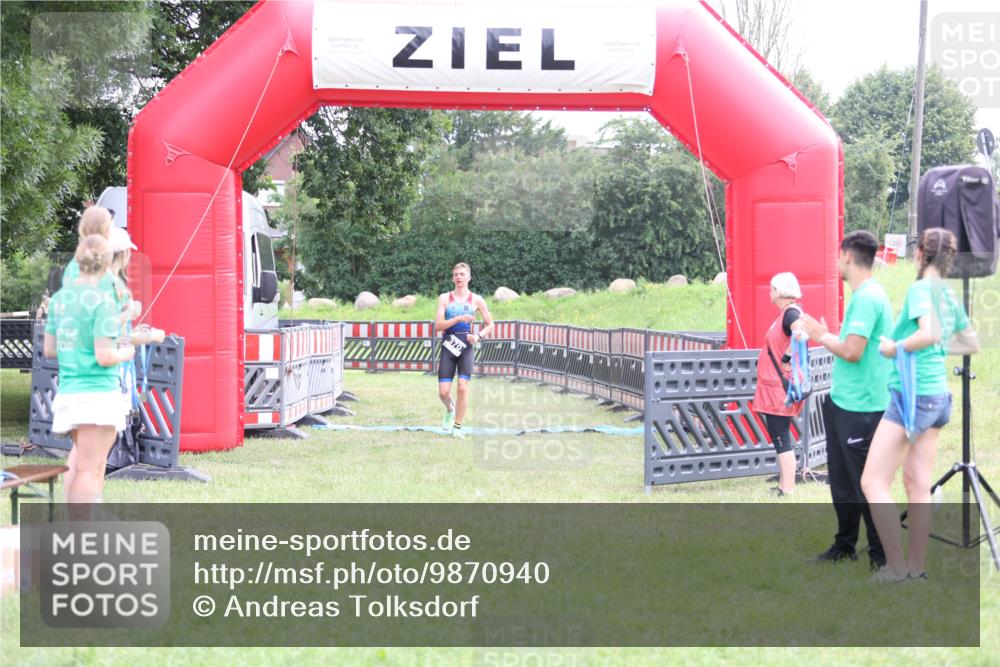 21.06.2026 - 29. Vierlanden-Triathlon Andreas Tolksdorf http://msf.ph/oto/9870940 21.06.2026 10:54:15 Ziel  meine-sportfotos.de