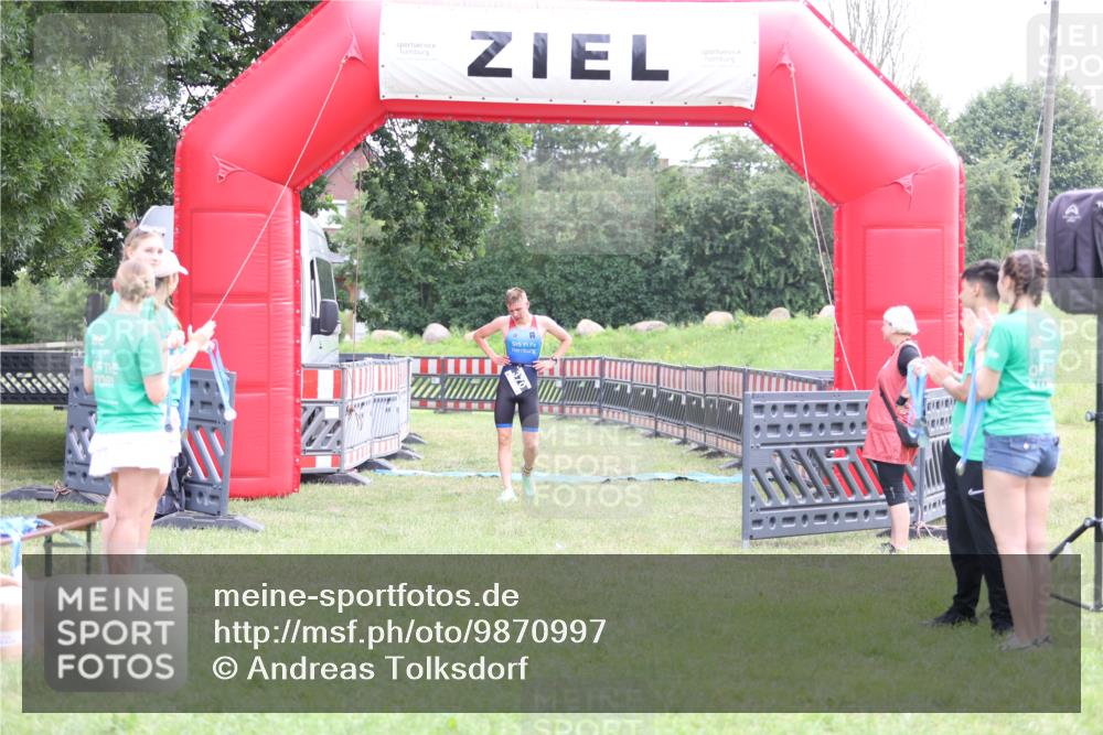 21.06.2026 - 29. Vierlanden-Triathlon Andreas Tolksdorf http://msf.ph/oto/9870997 21.06.2026 10:54:16 Ziel  meine-sportfotos.de