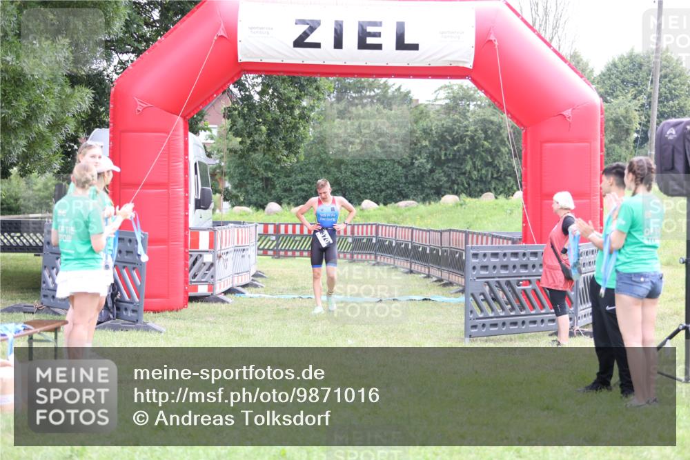 21.06.2026 - 29. Vierlanden-Triathlon Andreas Tolksdorf http://msf.ph/oto/9871016 21.06.2026 10:54:17 Ziel  meine-sportfotos.de