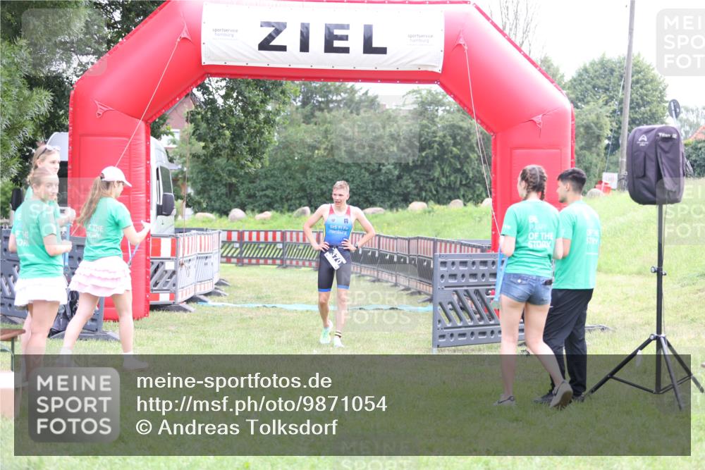 21.06.2026 - 29. Vierlanden-Triathlon Andreas Tolksdorf http://msf.ph/oto/9871054 21.06.2026 10:54:19 Ziel  meine-sportfotos.de