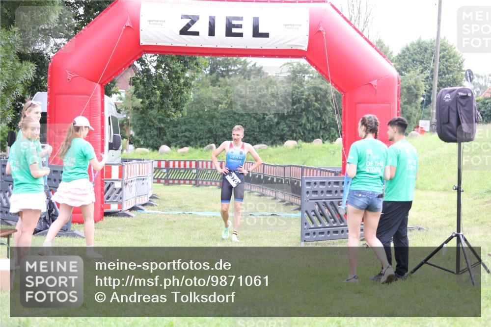 21.06.2026 - 29. Vierlanden-Triathlon Andreas Tolksdorf http://msf.ph/oto/9871061 21.06.2026 10:54:19 Ziel  meine-sportfotos.de