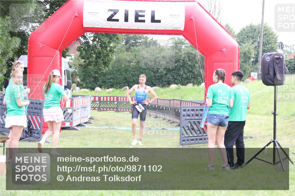 21.06.2026 - 29. Vierlanden-Triathlon Andreas Tolksdorf http://msf.ph/oto/9871102 21.06.2026 10:54:20 Ziel  meine-sportfotos.de