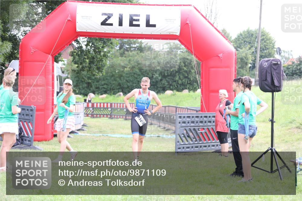 21.06.2026 - 29. Vierlanden-Triathlon Andreas Tolksdorf http://msf.ph/oto/9871109 21.06.2026 10:54:25 Ziel  meine-sportfotos.de