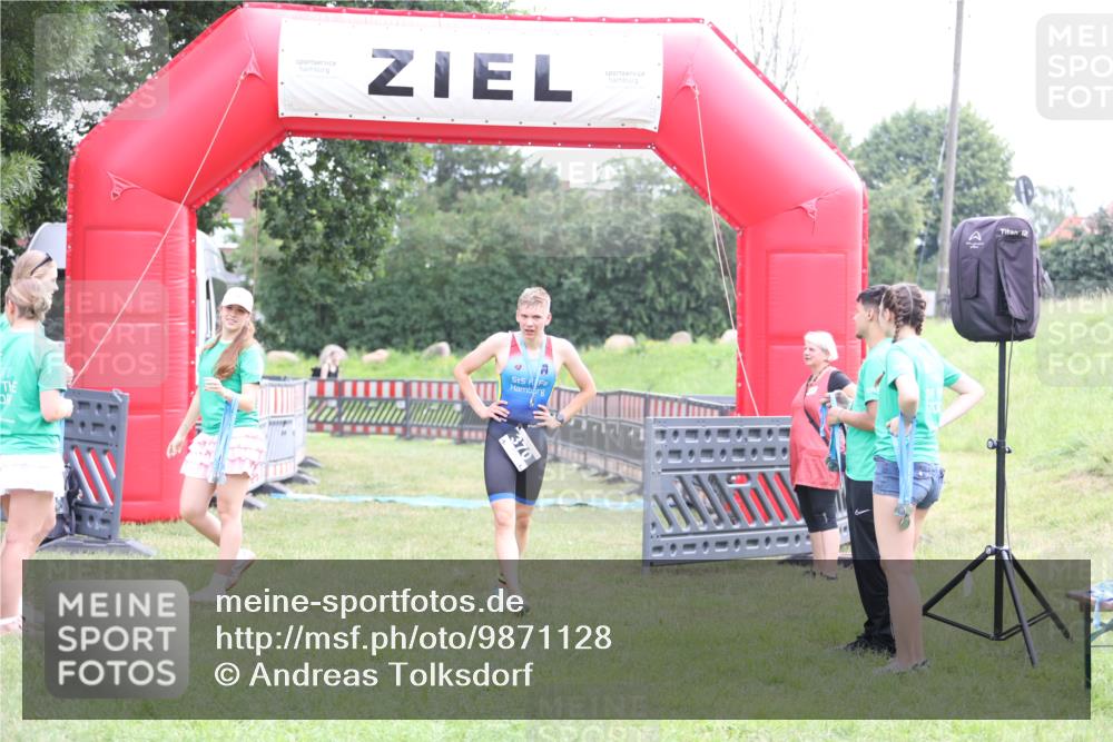 21.06.2026 - 29. Vierlanden-Triathlon Andreas Tolksdorf http://msf.ph/oto/9871128 21.06.2026 10:54:25 Ziel  meine-sportfotos.de
