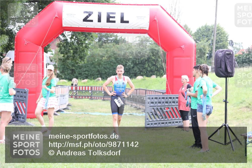21.06.2026 - 29. Vierlanden-Triathlon Andreas Tolksdorf http://msf.ph/oto/9871142 21.06.2026 10:54:25 Ziel  meine-sportfotos.de