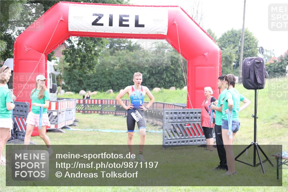 21.06.2026 - 29. Vierlanden-Triathlon Andreas Tolksdorf http://msf.ph/oto/9871197 21.06.2026 10:54:25 Ziel  meine-sportfotos.de