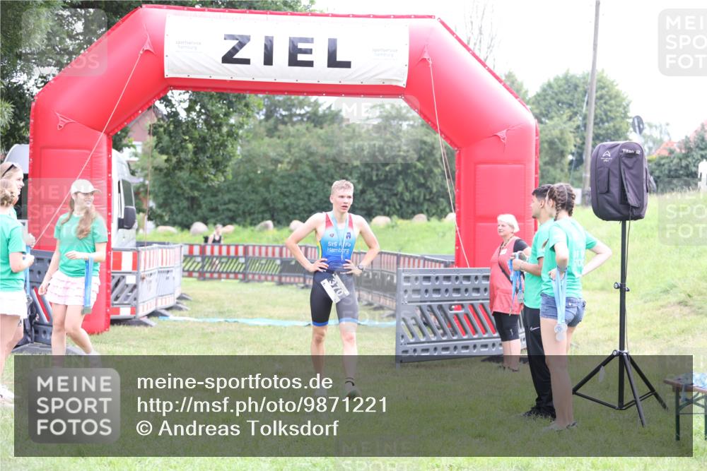 21.06.2026 - 29. Vierlanden-Triathlon Andreas Tolksdorf http://msf.ph/oto/9871221 21.06.2026 10:54:25 Ziel  meine-sportfotos.de